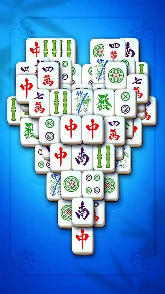 Πυραμίδα πλακιδίων mahjong με κόκκινα και πράσινα κινέζικα σύμβολα σε μπλε φόντο