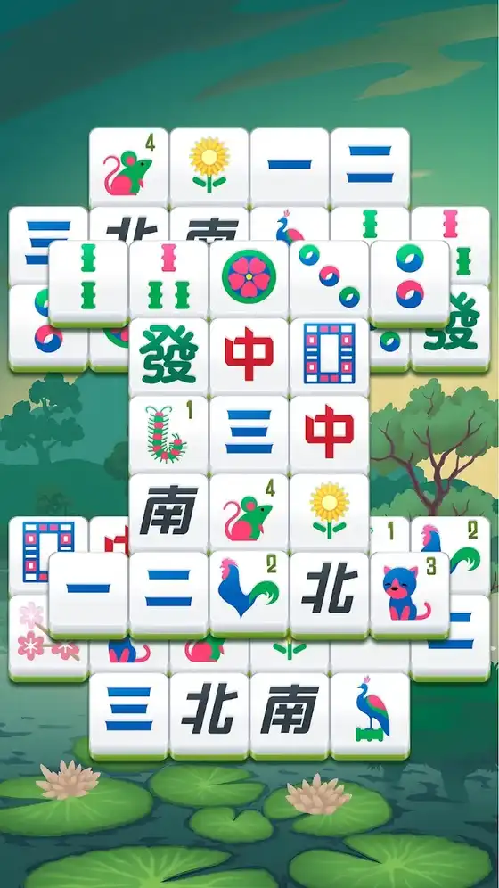 Πυκνή στοίβα πλακιδίων στο Mahjong Triple με δέντρα στο φόντο